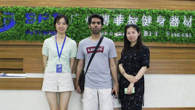 卡塔尔客户来中国采购香蕉视频下载污健身房器材 