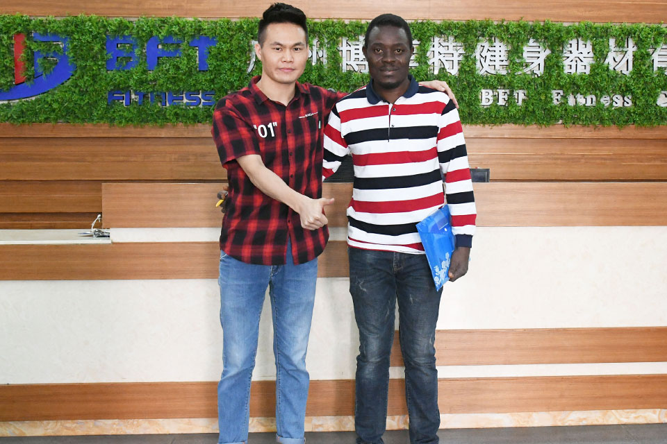 尼日利亚客户来香蕉视频下载污采购健身房器材