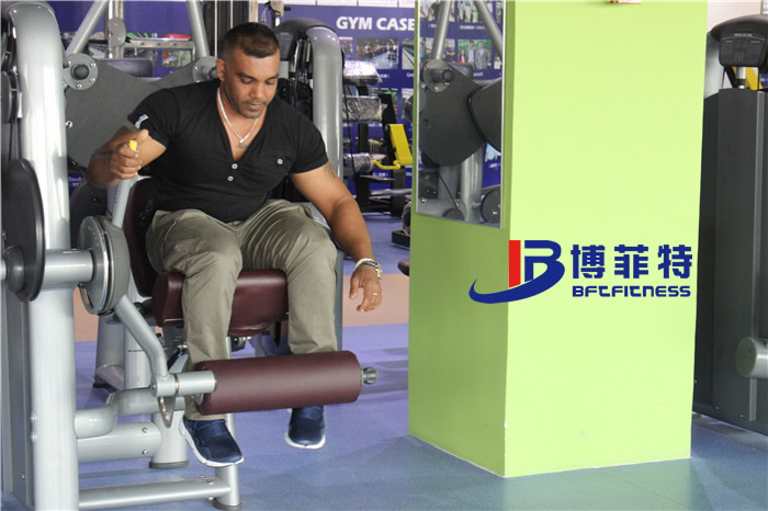 客户在香蕉视频下载污展厅体验大腿伸展香蕉视频黄污